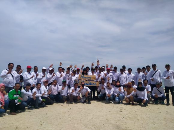 Fuel Terminal Tuban Bersama Mangrove Center Tuban Tanam 2.800 Pohon di Pantai Panduri
